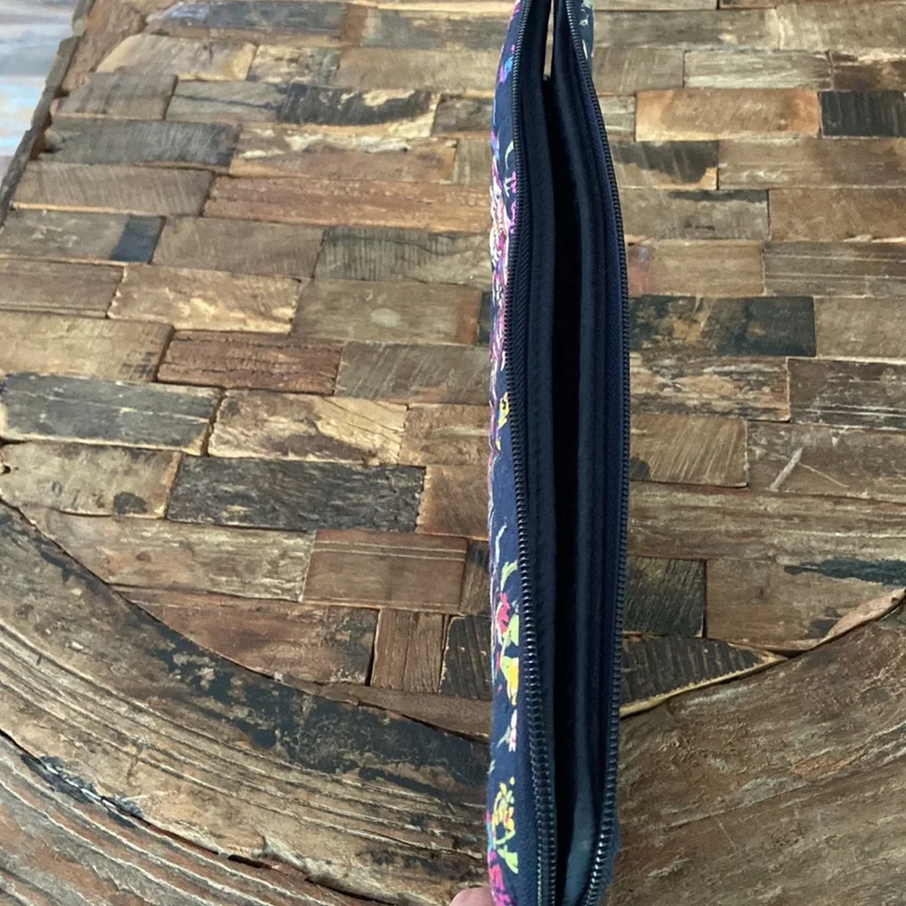 Vera Bradley navy floral zipper padded computer sleeve/bag
